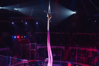 Circus arenada Kızlar hava akrobasi.