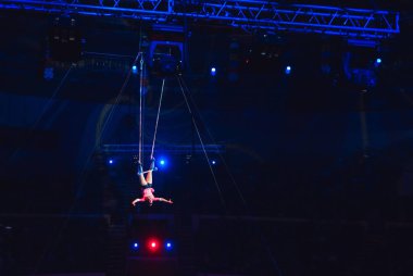 Circus arenada Kızlar hava akrobasi.