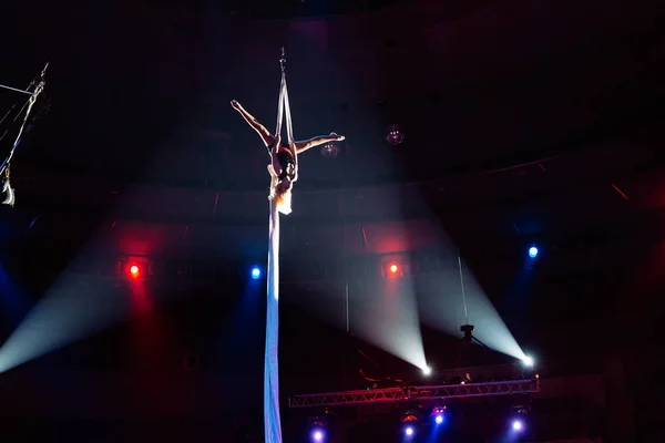 Chicas acrobacias aéreas en la arena del circo . — Foto de Stock