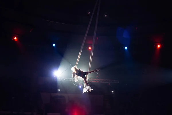 Chicas acrobacias aéreas en la arena del circo . — Foto de Stock