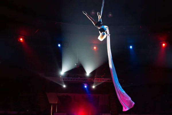 Chicas acrobacias aéreas en la arena del circo . — Foto de Stock