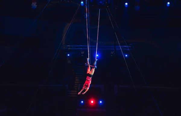 Chicas acrobacias aéreas en la arena del circo . — Foto de Stock