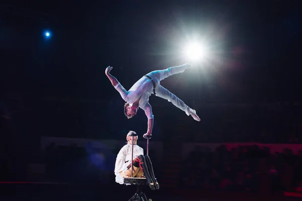 Pareja acrobacias aéreas en la arena del circo . — Foto de Stock