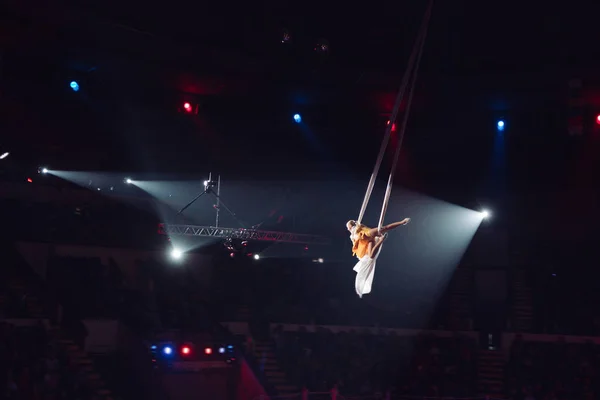 Chicas acrobacias aéreas en la arena del circo . — Foto de Stock