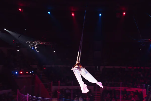 Meisjes luchtacrobatiek in de Circus Arena. — Stockfoto