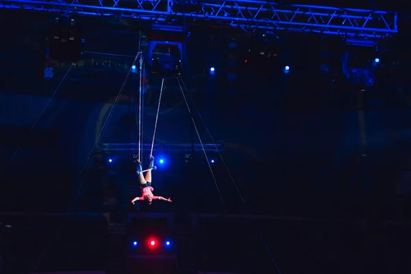 Flickor Aerial akrobatik i cirkus arenan. — Stockfoto
