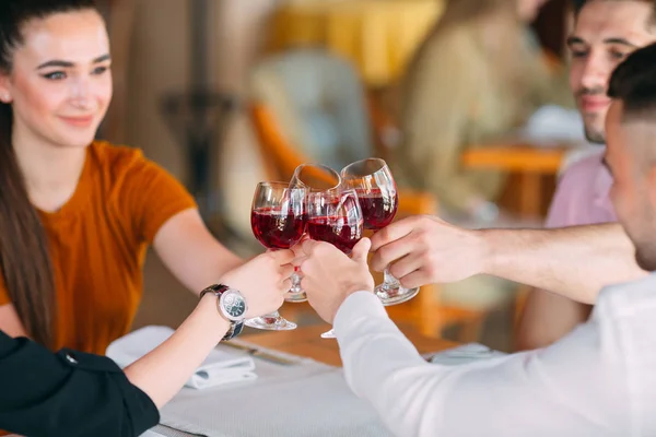 Amigos bebem vinho no terraço do restaurante . — Fotografia de Stock