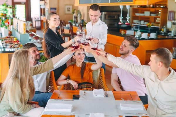 Amigos beben vino en la terraza del restaurante. —  Fotos de Stock