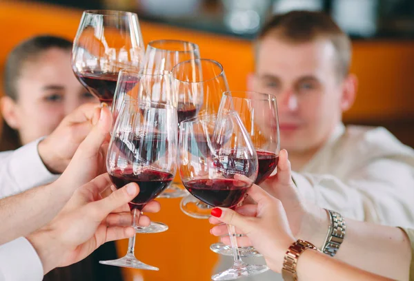 Detailní záběr přátel opékání sklenice na víno na párty — Stock fotografie