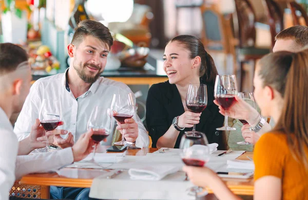 Amigos beben vino en la terraza del restaurante. —  Fotos de Stock