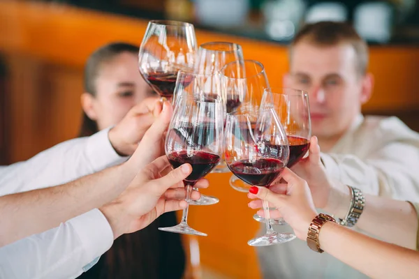 Amigos beben vino en la terraza del restaurante. —  Fotos de Stock