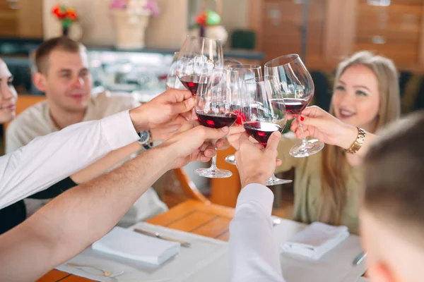 Amigos beben vino en la terraza del restaurante. —  Fotos de Stock