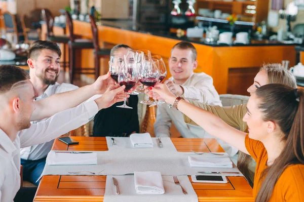 Amigos beben vino en la terraza del restaurante. —  Fotos de Stock