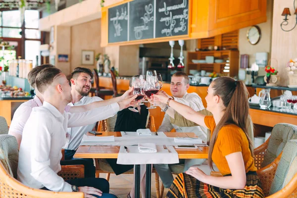 Amigos bebem vinho no terraço do restaurante . — Fotografia de Stock