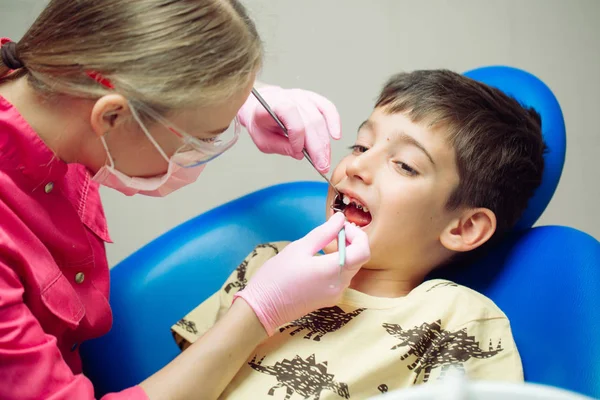 Nastoletni pacjent u dentysty. Chłopiec z problemami z zębami siedzący na krześle dentystycznym. — Zdjęcie stockowe