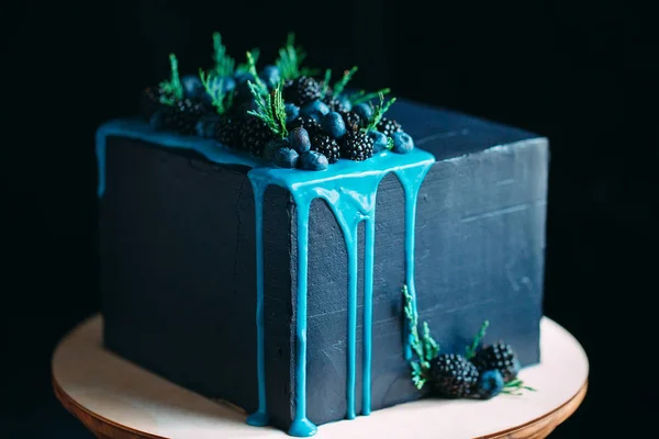 Blauwe taart versierd met bramen en bosbessen. — Stockfoto