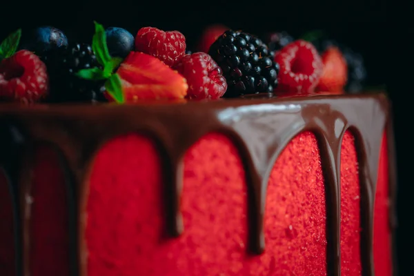 Ένα νόστιμο κόκκινο βελούδο καλοκαιρινό κέικ φρούτων. — Φωτογραφία Αρχείου