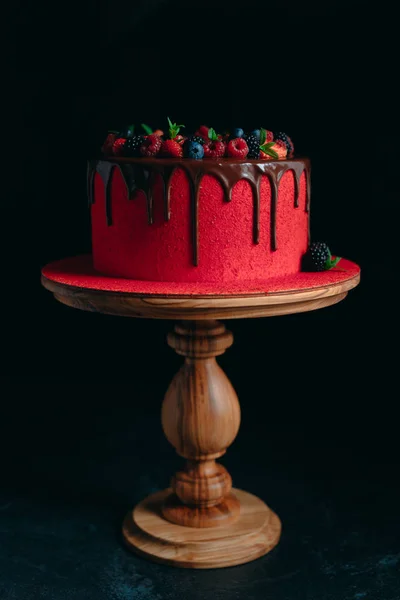 Lezzetli bir Kırmızı kadife yaz meyveli kek. — Stok fotoğraf