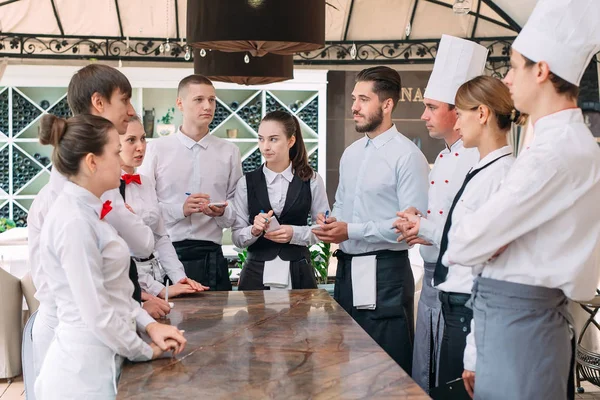 Gerente do restaurante e sua equipe no terraço. interagindo com chefe de cozinha no restaurante. — Fotografia de Stock