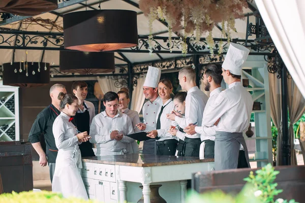 Gerente do restaurante e sua equipe no terraço. interagindo com chefe de cozinha no restaurante. — Fotografia de Stock