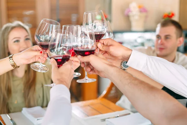 Primer plano de amigos tostando copas de vino en la fiesta —  Fotos de Stock