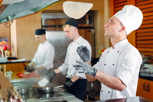 Lo chef prepara il cibo davanti ai visitatori del ristorante — Foto Stock