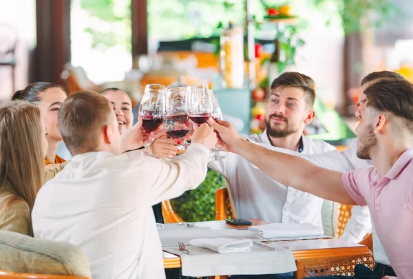 Amigos beben vino en la terraza del restaurante. —  Fotos de Stock