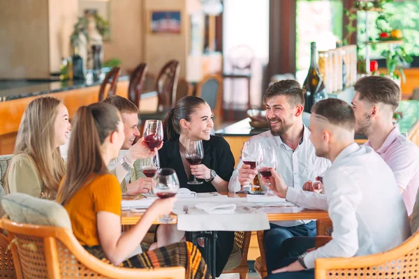 Amigos beben vino en la terraza del restaurante. —  Fotos de Stock