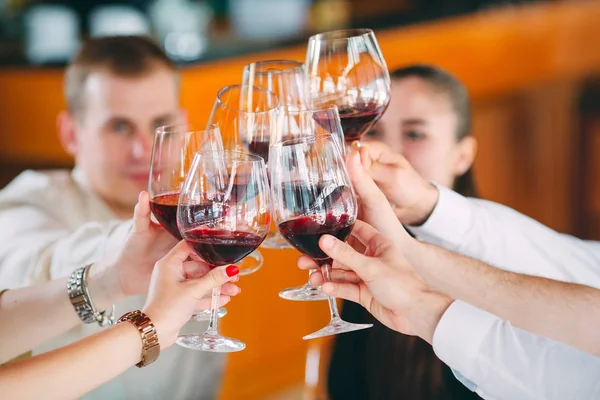 Amigos beben vino en la terraza del restaurante. —  Fotos de Stock