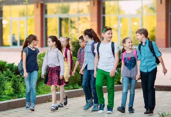 Группа детей, идущих в школу вместе. — стоковое фото
