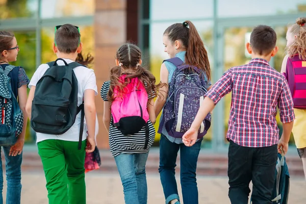 Groupe d'enfants qui vont à l'école ensemble. — Photo