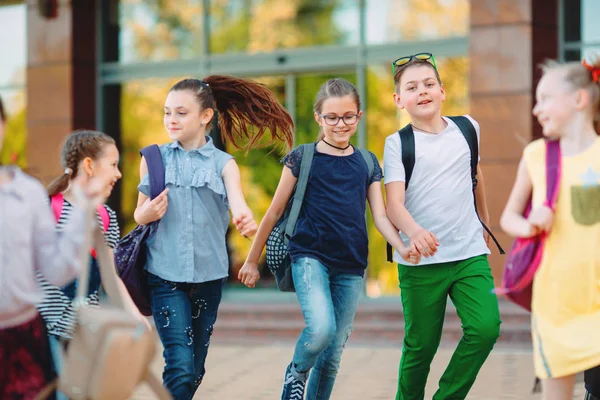 Grupo de niños que van juntos a la escuela. — Foto de Stock