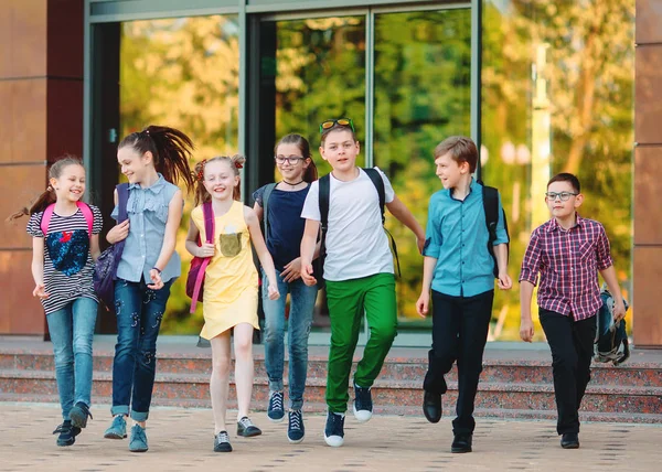 Skupina dětí chodí spolu do školy. — Stock fotografie