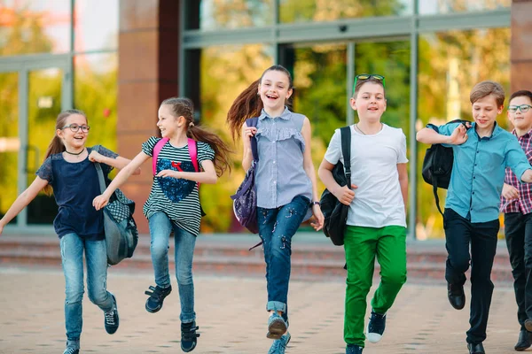 Grupo de crianças indo para a escola juntos . — Fotografia de Stock