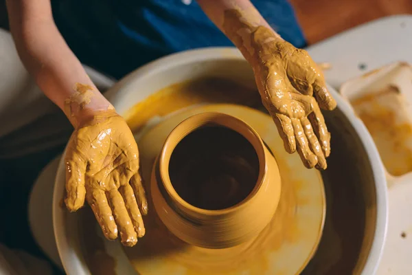 Oficina de cerâmica. Uma menina faz um vaso de barro. Modelagem de argila — Fotografia de Stock