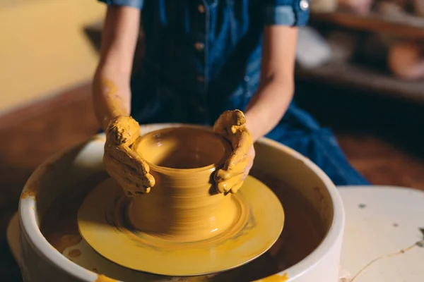 Töpferei. Ein kleines Mädchen stellt eine Vase aus Ton her. Tonmodellierung — Stockfoto