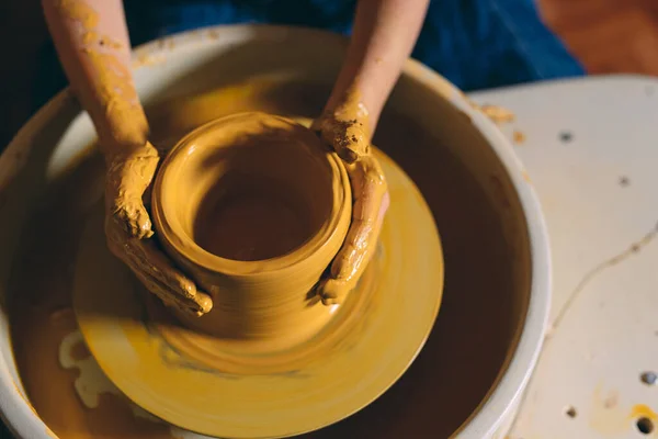 Töpferei. Ein kleines Mädchen stellt eine Vase aus Ton her. Tonmodellierung — Stockfoto