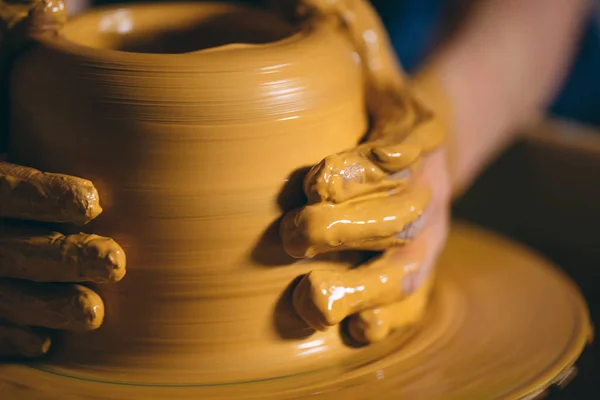 Töpferei. Ein kleines Mädchen stellt eine Vase aus Ton her. Tonmodellierung — Stockfoto