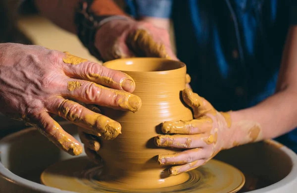 Töpferei. Opa bringt Enkelin Töpfern bei. Tonmodellierung — Stockfoto