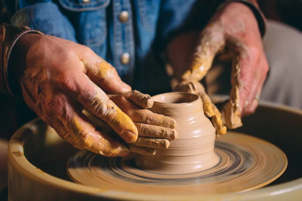 Pottery workshop. A little girl makes a vase of clay. Clay modeling — Stock Photo, Image