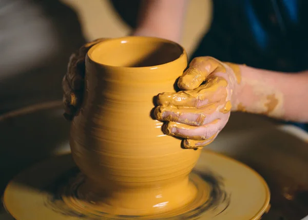 Warsztaty garncarskie. Mała dziewczynka robi wazon z gliny. Modelowanie gliny — Zdjęcie stockowe