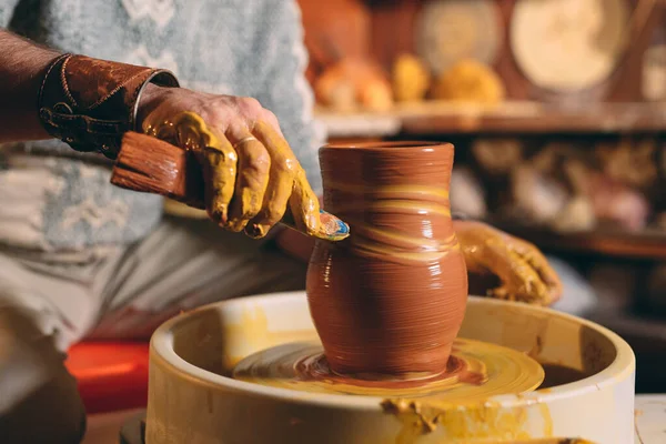 Töpferei. Ein älterer Herr stellt eine Vase aus Ton her. Tonmodellierung — Stockfoto