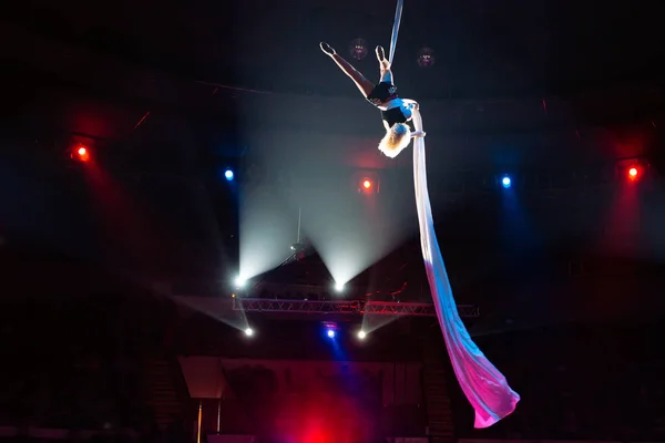 Flickor antenn professionell akrobatik i Cirkusen. — Stockfoto