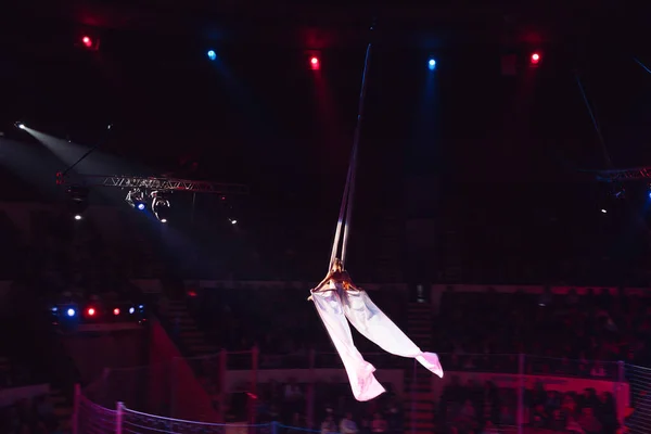 Meisjes luchtacrobatiek in het Circus. — Stockfoto