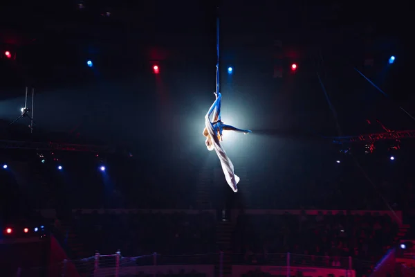 Chicas acrobacias aéreas profesionales en el Circo. — Foto de Stock