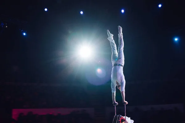 Mans acrobacias aéreas en el Circo. Actuación del circo — Foto de Stock