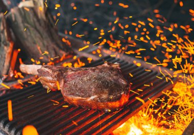 Biftek ateşte pişiyor. Beef Rib Barbekü .