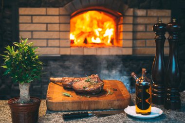 Taş fırında biftek pişirmek. Biftek ateşte pişiyor. Beef Rib Barbekü .