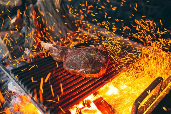 El bistec de res se cocina en llamas. Barbacoa de costilla de res . — Foto de Stock