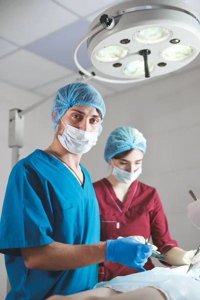 Πορτρέτο των χειρουργών στην εργασία, λειτουργία με στολή, κοιτάζοντας την κάμερα. — Φωτογραφία Αρχείου